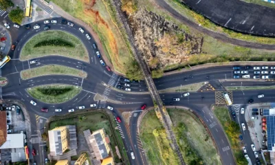 Foto de tráfico urbano en una rotonda para ilustrar chi ha la precedenza nelle rotonde