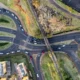 Foto de tráfico urbano en una rotonda para ilustrar chi ha la precedenza nelle rotonde