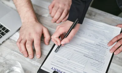 Documentos de assicurazione viaggio Europa sobre una mesa para un artículo sobre qué póliza conviene en Europa