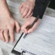 Documentos de assicurazione viaggio Europa sobre una mesa para un artículo sobre qué póliza conviene en Europa