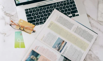 AI per organizzare viaggio con una persona usando un portátil para planificar una ruta de vacaciones