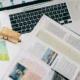 AI per organizzare viaggio con una persona usando un portátil para planificar una ruta de vacaciones