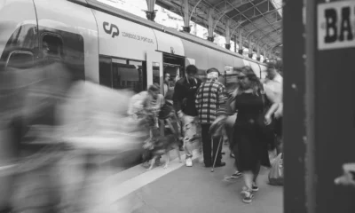 Foto de un viajero en tren para ilustrar perché viaggi lenti en un contexto de turismo pausado y observación del paisaje