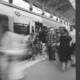 Foto de un viajero en tren para ilustrar perché viaggi lenti en un contexto de turismo pausado y observación del paisaje