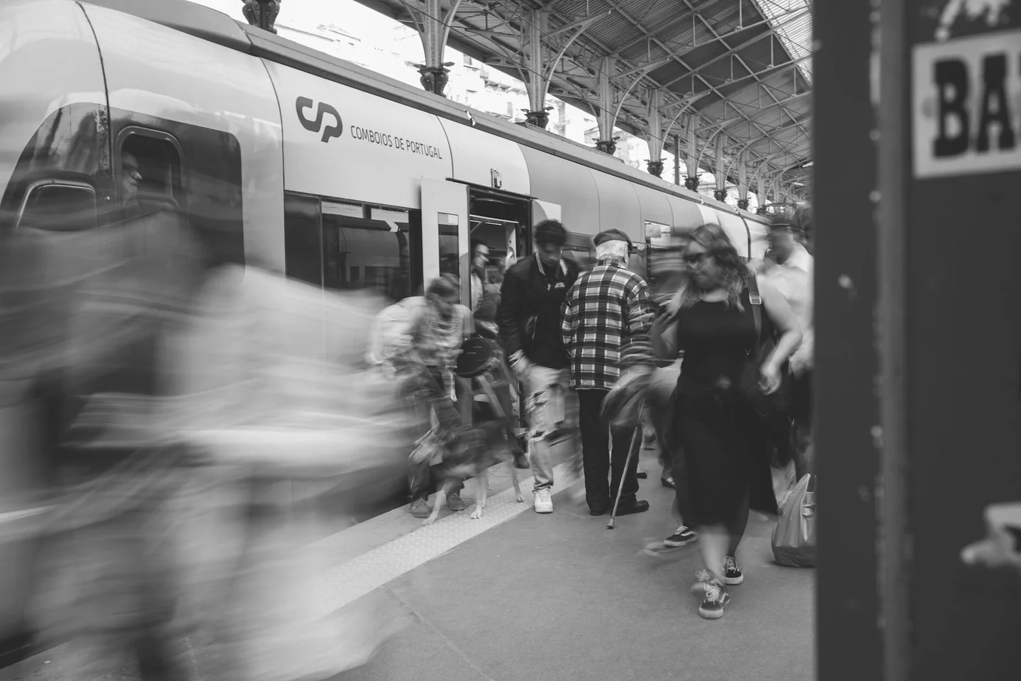 Foto de un viajero en tren para ilustrar perché viaggi lenti en un contexto de turismo pausado y observación del paisaje