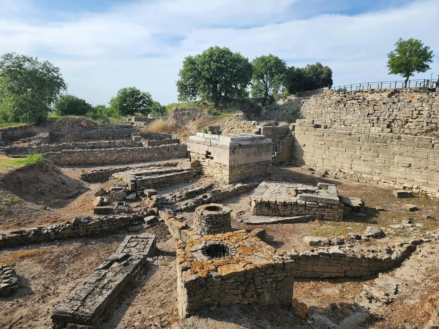 Imagen del sitio arqueológico de Troia para ilustrar dove si trova la città di troya en un artículo sobre su ubicación e historia
