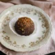 Foto de truffle on plate para ilustrar el artículo sobre quale tartufo costa bianco o nero.