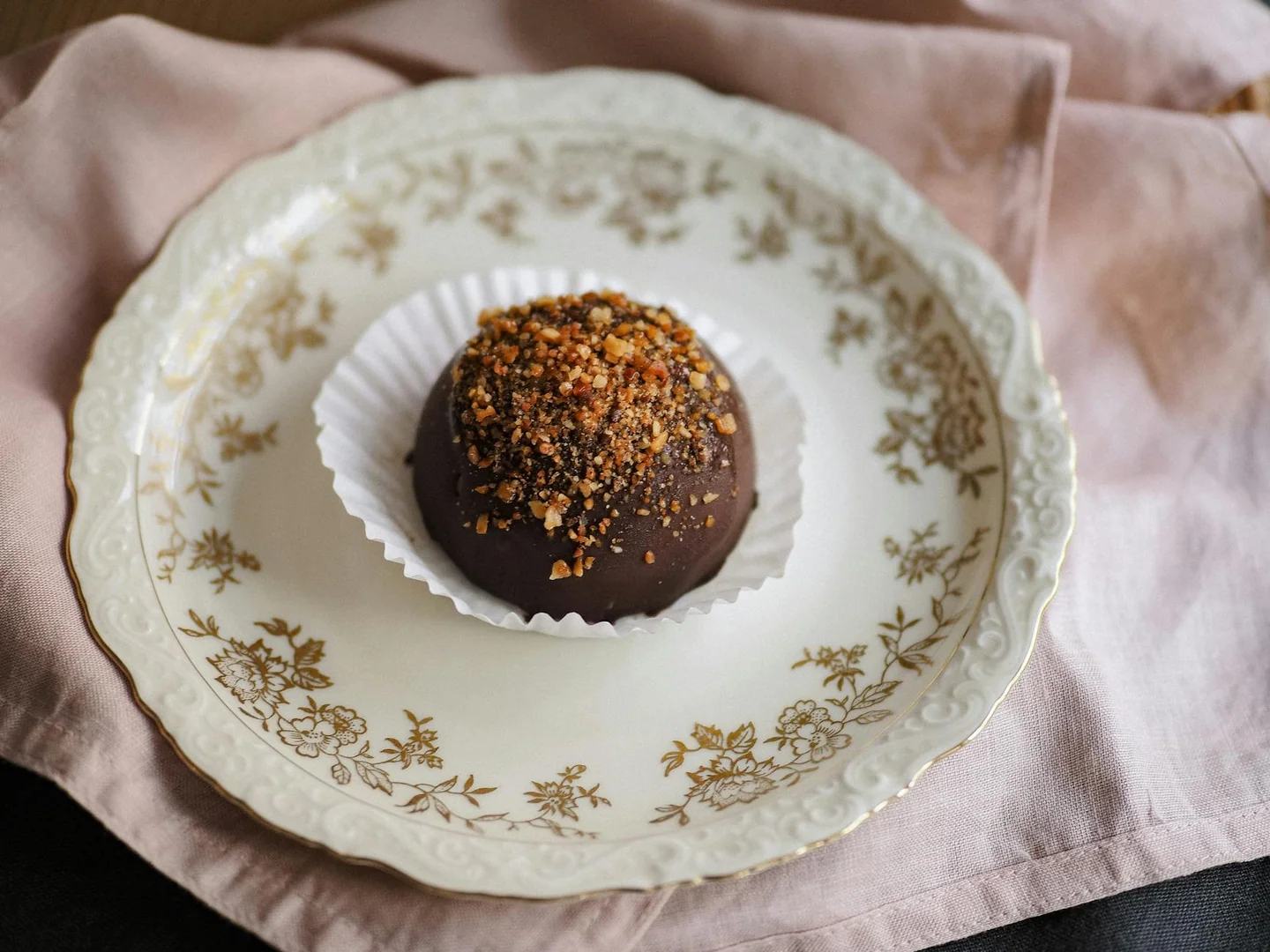 Foto de truffle on plate para ilustrar el artículo sobre quale tartufo costa bianco o nero.
