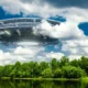 un ufo vola su un bosco