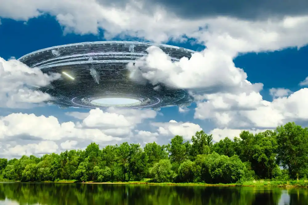 un ufo vola su un bosco