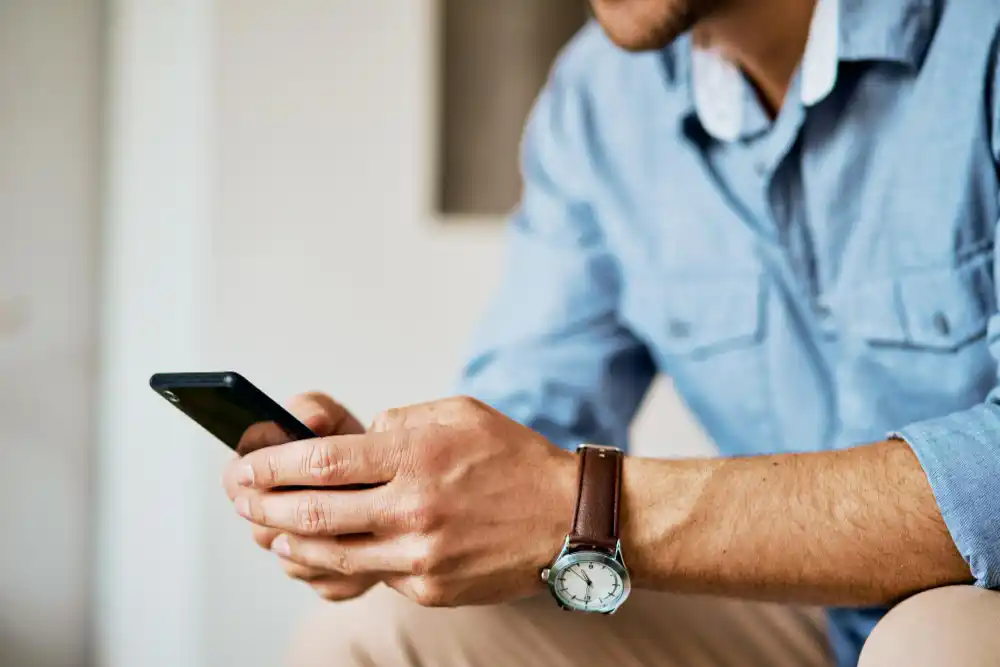 uomo oesserva il telefonino