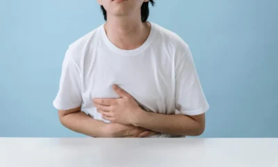 Persona con dolor en la parte alta del abdomen, relacionado con dolore gastrite dove si sente.