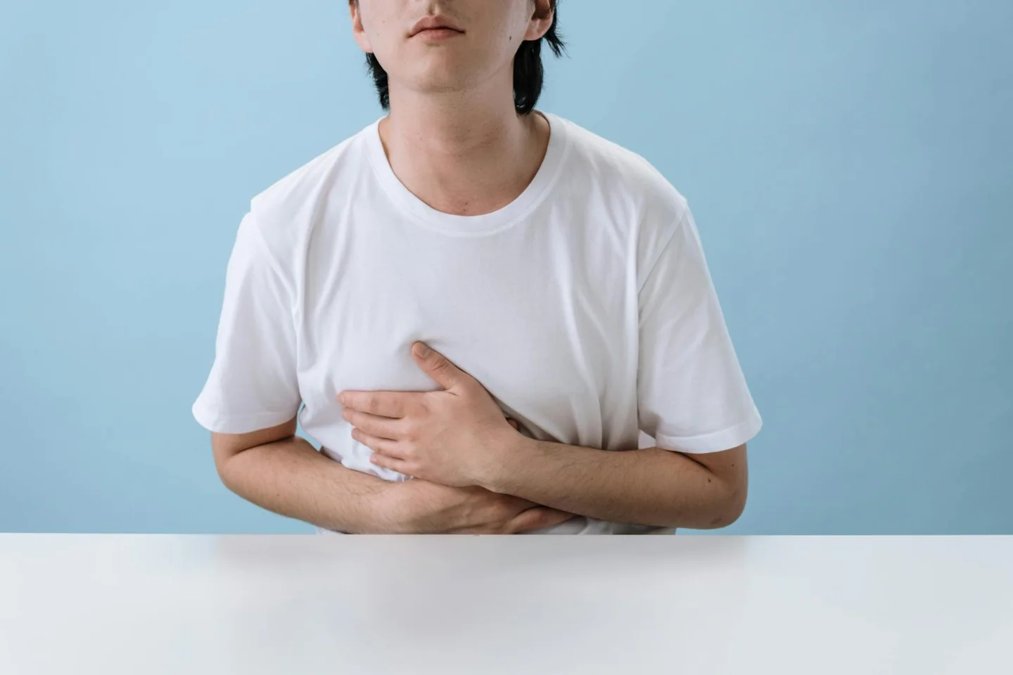 Persona con dolor en la parte alta del abdomen, relacionado con dolore gastrite dove si sente.