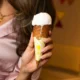 Persona sosteniendo un helado en cono para ilustrar el tema quanto sale glicemia gelato