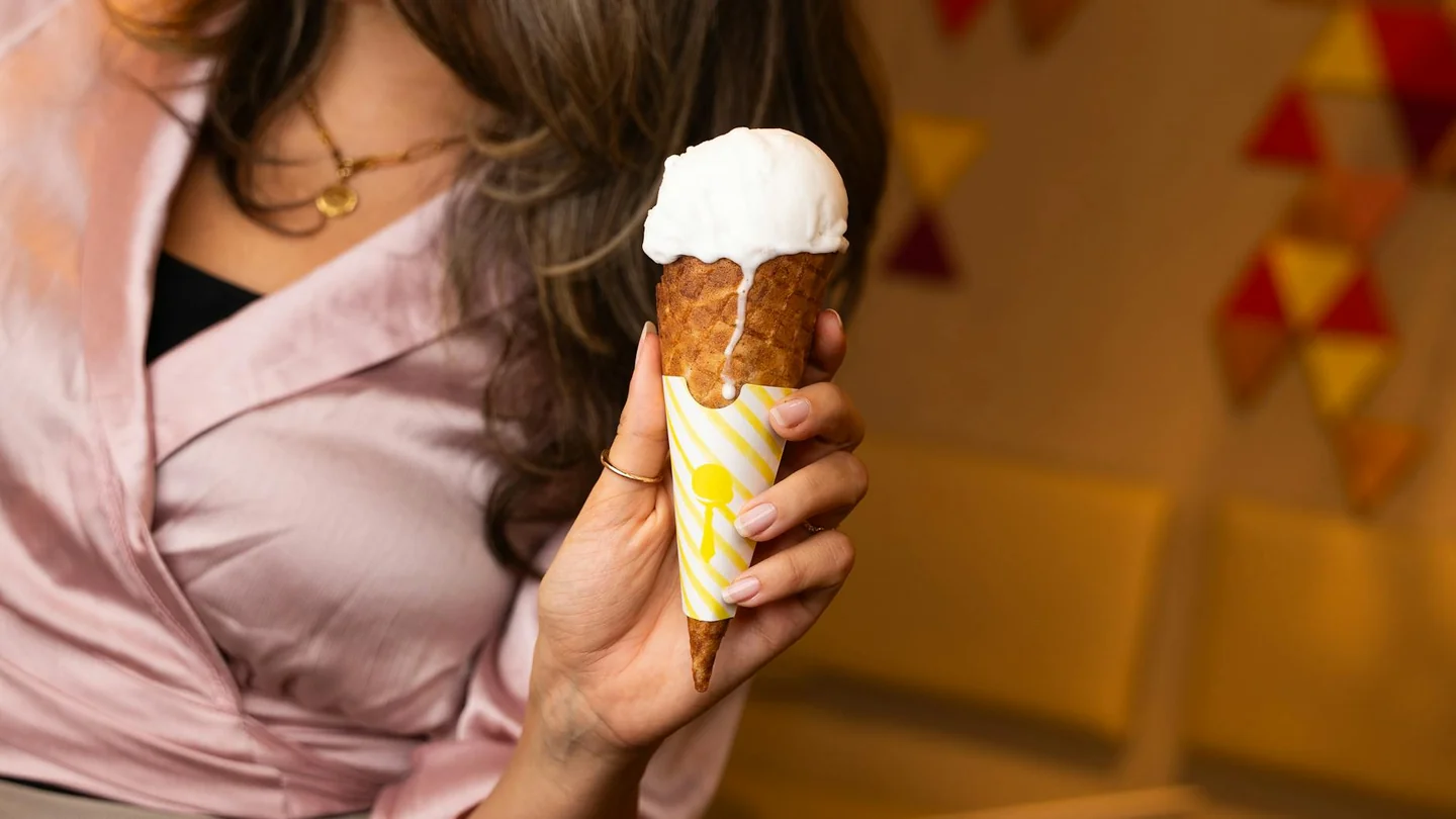 Persona sosteniendo un helado en cono para ilustrar el tema quanto sale glicemia gelato