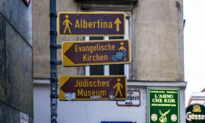 Señal urbana en Viena para ilustrar che lingua si parla a vienna