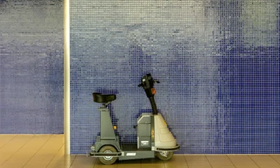 Fotografía de assistenza aeroporto disabili anziani con una persona en silla de ruedas recibiendo ayuda en el aeropuerto.