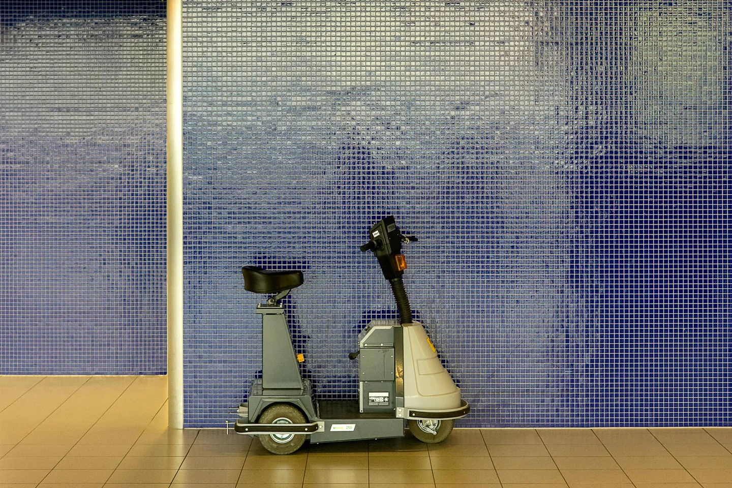 Fotografía de assistenza aeroporto disabili anziani con una persona en silla de ruedas recibiendo ayuda en el aeropuerto.