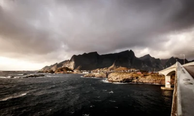 Paisaje de fiordo ventoso relacionado con perche si chiama terra del fuoco en la región austral de la Tierra del Fuego.