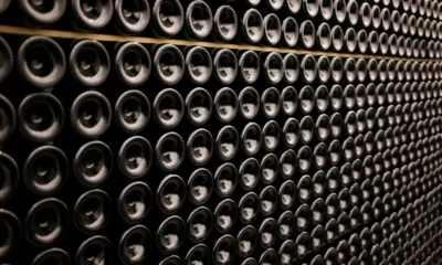 Botellas de vino en una bodega para ilustrar quando imbottigliare il vino per renderlo frizzante