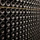 Botellas de vino en una bodega para ilustrar quando imbottigliare il vino per renderlo frizzante
