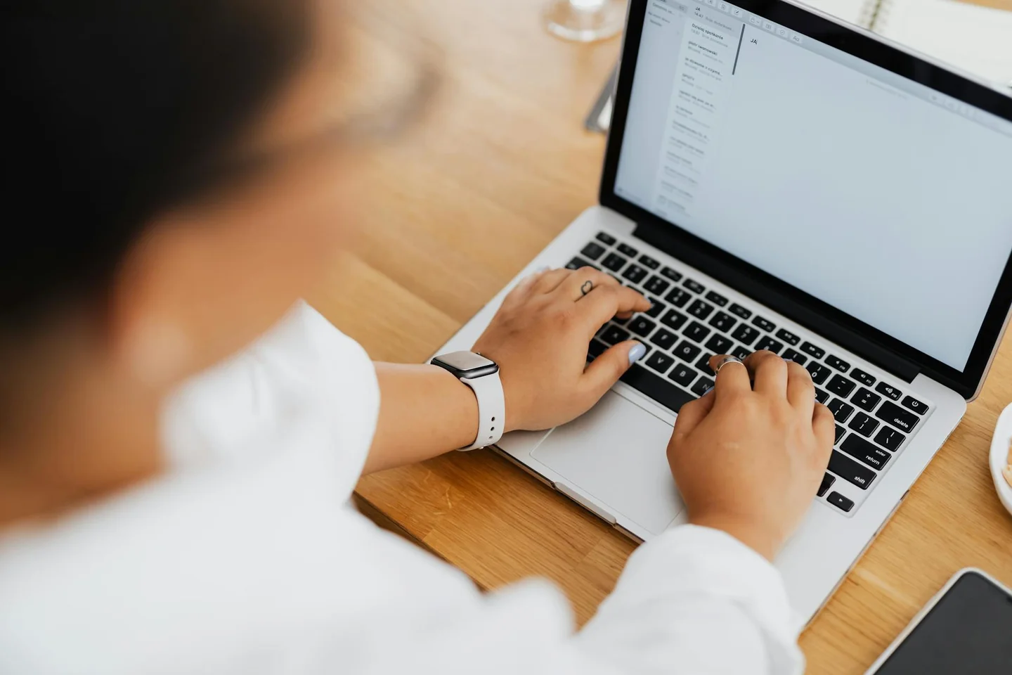 Mujer escribiendo un correo sobre intelligenza artificiale email en un ordenador portátil