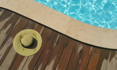 Terreno exterior con una piscina y una tarima de madera para ilustrar come camuffare una piscina fuori terra de forma elegante en el jardín