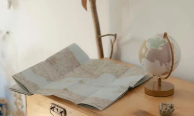 Globo terráqueo y mapa mundial para ilustrar quale è lo stato più grande del mondo en un artículo sobre geografía y tamaño de los países