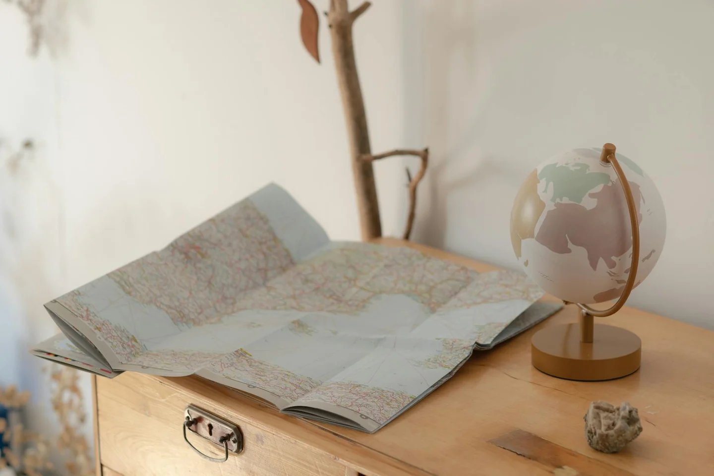 Globo terráqueo y mapa mundial para ilustrar quale è lo stato più grande del mondo en un artículo sobre geografía y tamaño de los países