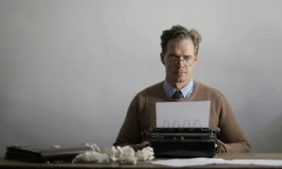 Persona escribiendo en un escritorio para ilustrar quando smettere di scrivere cuando la página deja de responder.