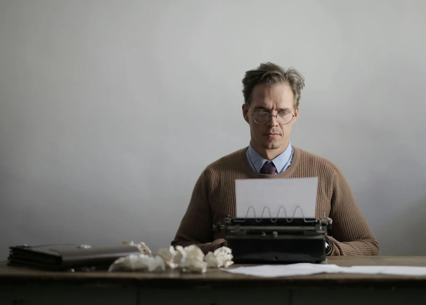 Persona escribiendo en un escritorio para ilustrar quando smettere di scrivere cuando la página deja de responder.