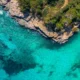 Vista aérea de una cala y playa en la zona de dove si trova torre dell'orso, ideal para mostrar su ubicación costera en el Salento.