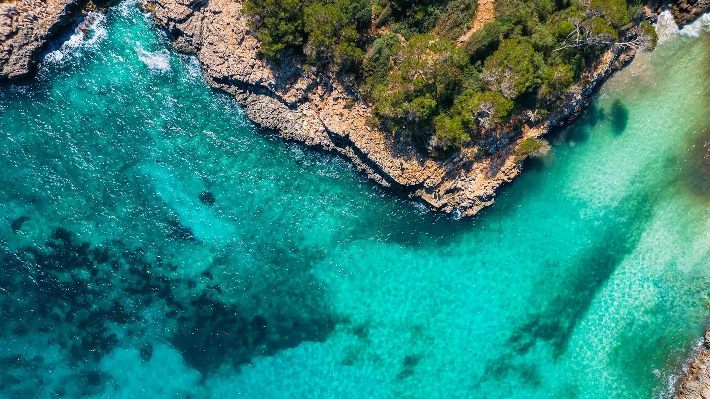 Vista aérea de una cala y playa en la zona de dove si trova torre dell'orso, ideal para mostrar su ubicación costera en el Salento.