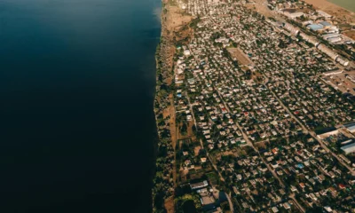 Vista aérea de una ciudad costera para ilustrar dove si trova castellammare di stabia y su posición en el golfo de Napoli