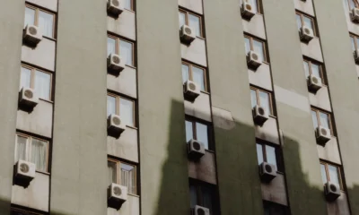 Foto de un aire acondicionado de pared para ilustrar che potenza deve avere un condizionatore en un artículo sobre cálculo de BTU y potencia de climatización.