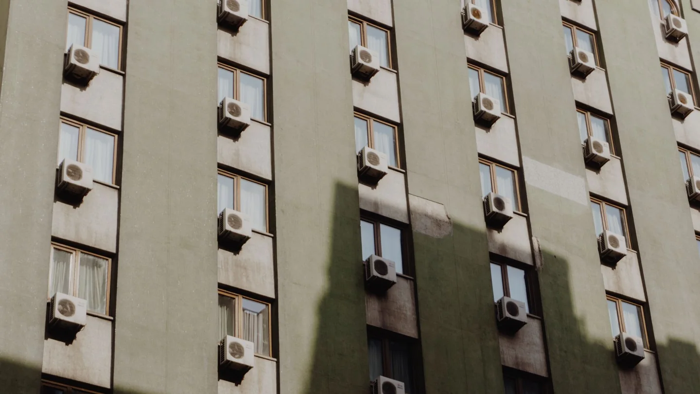 Foto de un aire acondicionado de pared para ilustrar che potenza deve avere un condizionatore en un artículo sobre cálculo de BTU y potencia de climatización.