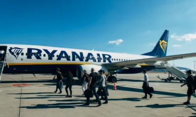 Documento y móvil con información de vuelo para ilustrar el artículo sobre si può cambiare il nome sul biglietto aereo