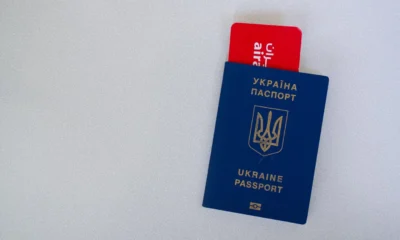 Persona revisando un airline boarding pass para entender dove si trova il PNR del biglietto aereo antes de viajar