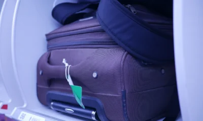 Maleta de cabina en un aeropuerto para ilustrar la diferencia de cosa cambia tra bagaglio a mano e oggetto personale en un viaje en avión.