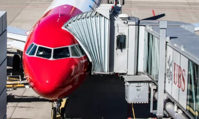 Imagen de un avión en la puerta de embarque para ilustrar perché i prezzi dei voli cambiano continuamente en un artículo sobre tarifas aéreas y compra online.