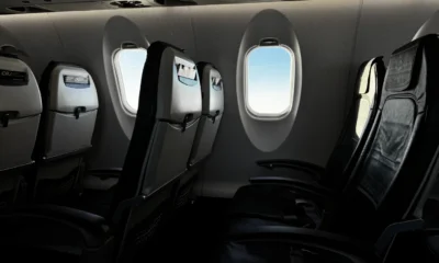 Persona sentada junto a la ventanilla en un avión, ideal para ilustrar "quale posto scegliere in aereo".