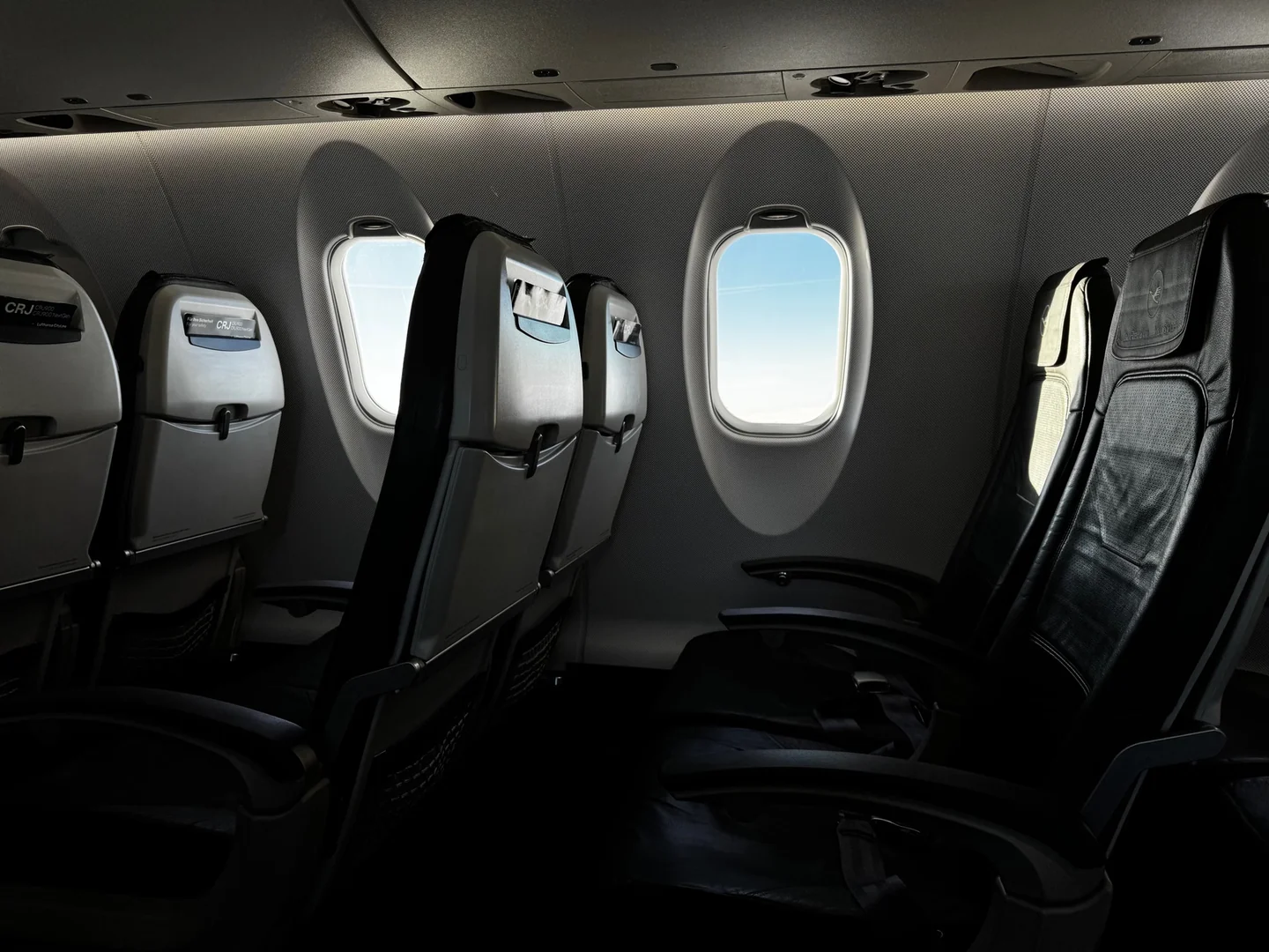 Persona sentada junto a la ventanilla en un avión, ideal para ilustrar "quale posto scegliere in aereo".