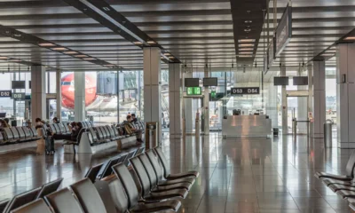 Foto de un airport boarding gate para ilustrar quando chiude il gate in aeroporto en un aeropuerto moderno
