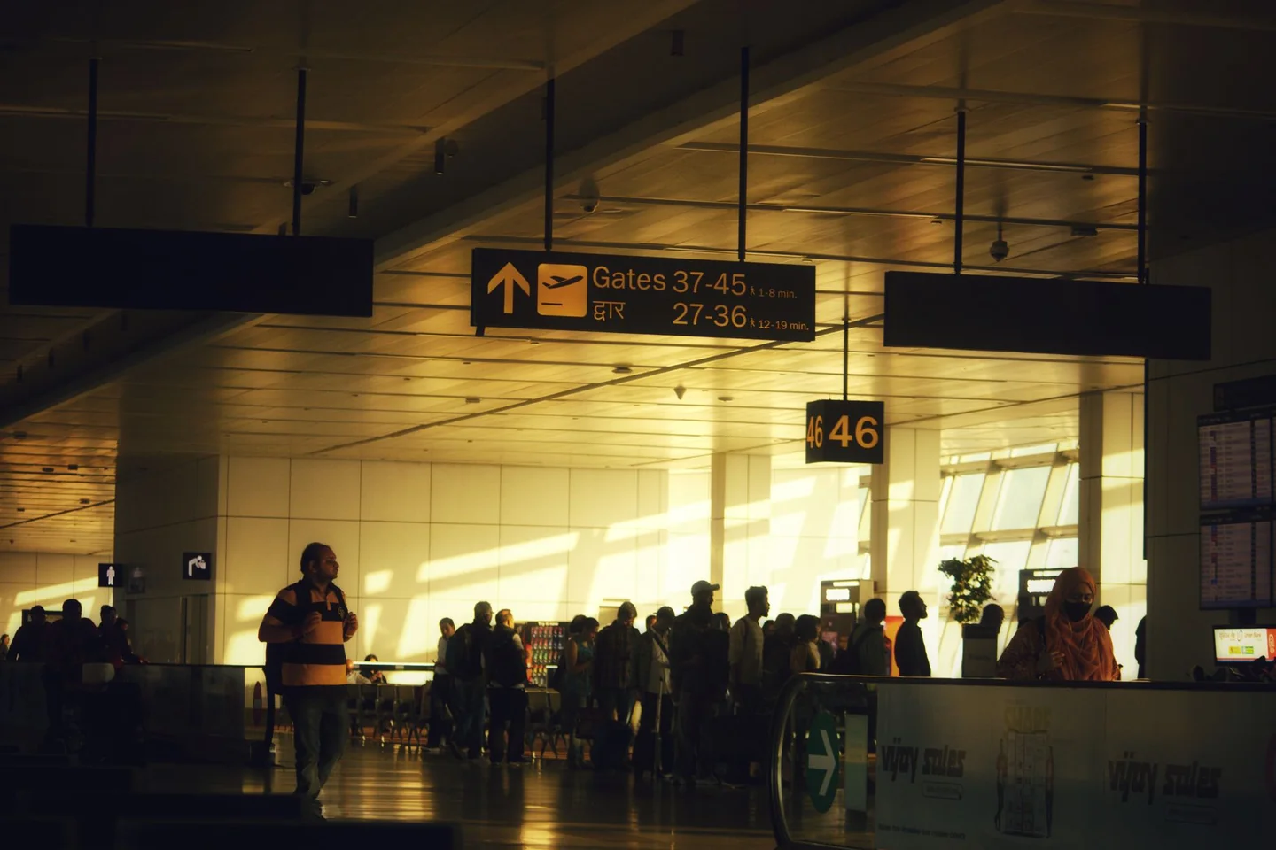 Pasajeros en fila en el aeropuerto para ilustrar chi può chiedere l’imbarco prioritario y el acceso anticipado al avión.