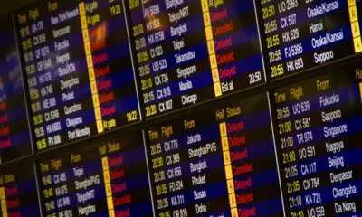 Panel de salidas del aeropuerto para ilustrar cosa controllare voli economici antes de comprar un vuelo barato