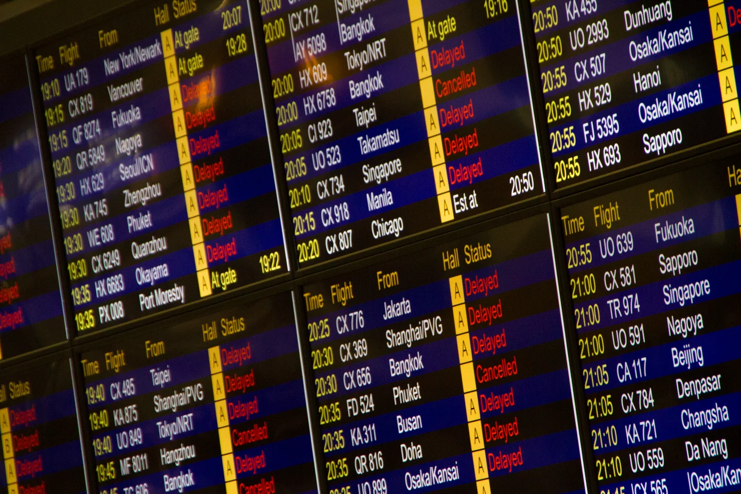 Panel de salidas del aeropuerto para ilustrar cosa controllare voli economici antes de comprar un vuelo barato