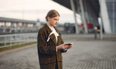 Persona en un control de aeropuerto revisando documentos, útil para ilustrar si può viaggiare con carta identità scaduta.