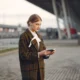 Persona en un control de aeropuerto revisando documentos, útil para ilustrar si può viaggiare con carta identità scaduta.