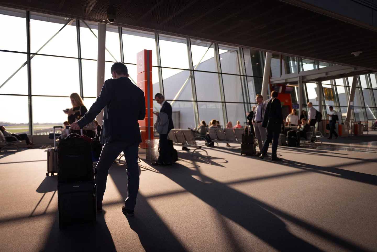 Imagen de una báscula de aeropuerto para ilustrar quanto costa il bagaglio in stiva y los controles de peso antes del vuelo
