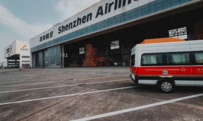 Imagen de un airport parking shuttle para ilustrar dónde buscar opciones de dove lasciare l’auto vicino all’aeroporto.